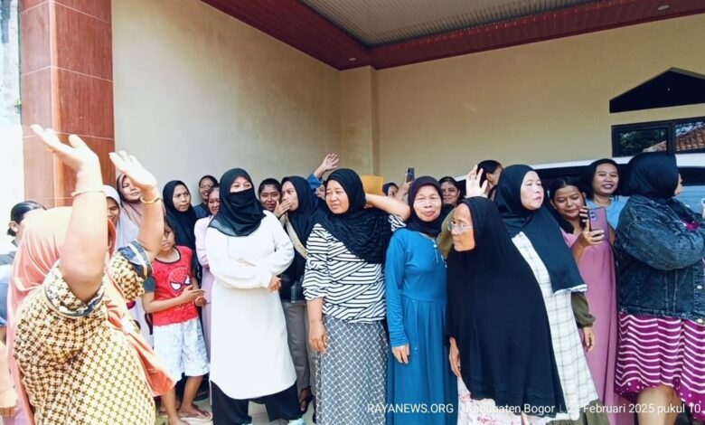 Ratusan Emak Emak Unjuk Rasa, Minta Ponpes Ditutup